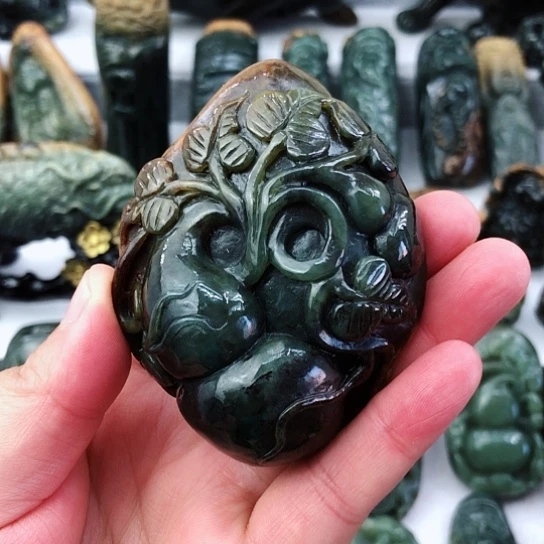 未镶嵌岫岩河磨玉（透闪石质玉）把件