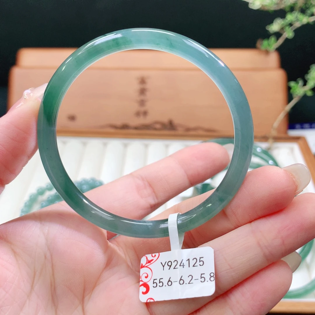 翡翠手镯未镶嵌倾***学天然