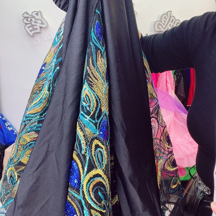 交谊舞和歌舞为主题展开