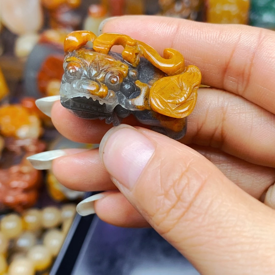 石英质玉（黄龙玉）未镶嵌颈饰