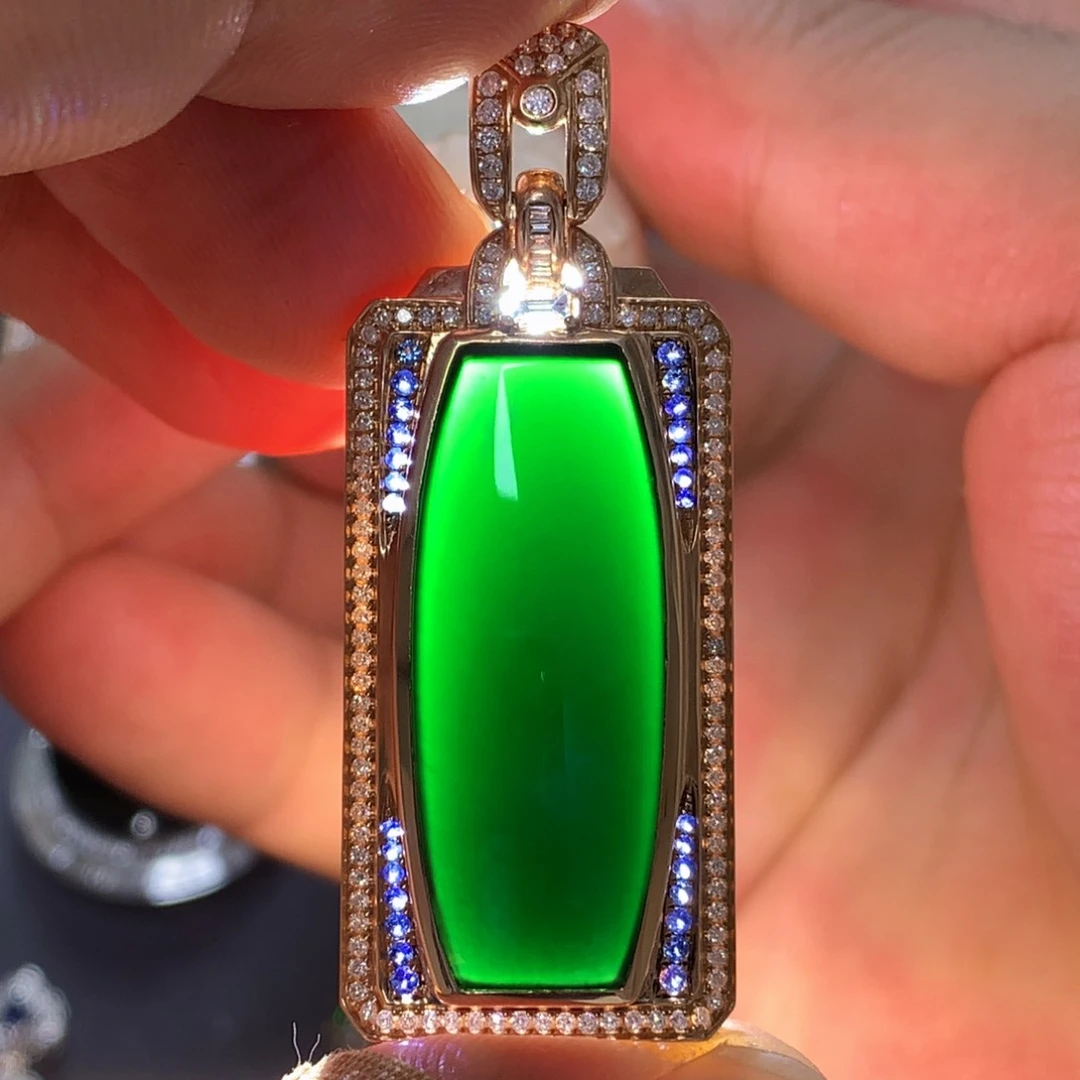 颈饰18K金镶嵌翡翠墨翠无事牌