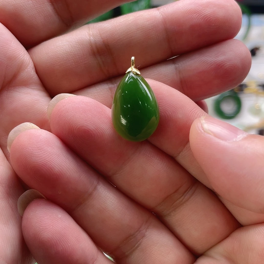 颈饰18K金镶嵌和田玉（碧玉）