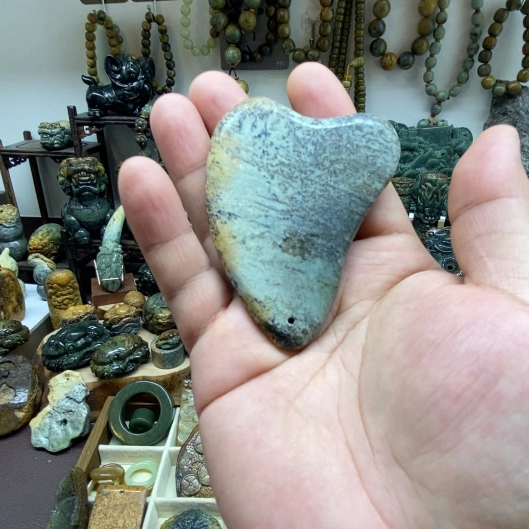 未镶嵌岫岩河磨玉（透闪石质玉）把件