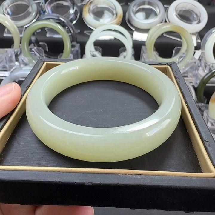 和田玉未镶嵌手镯