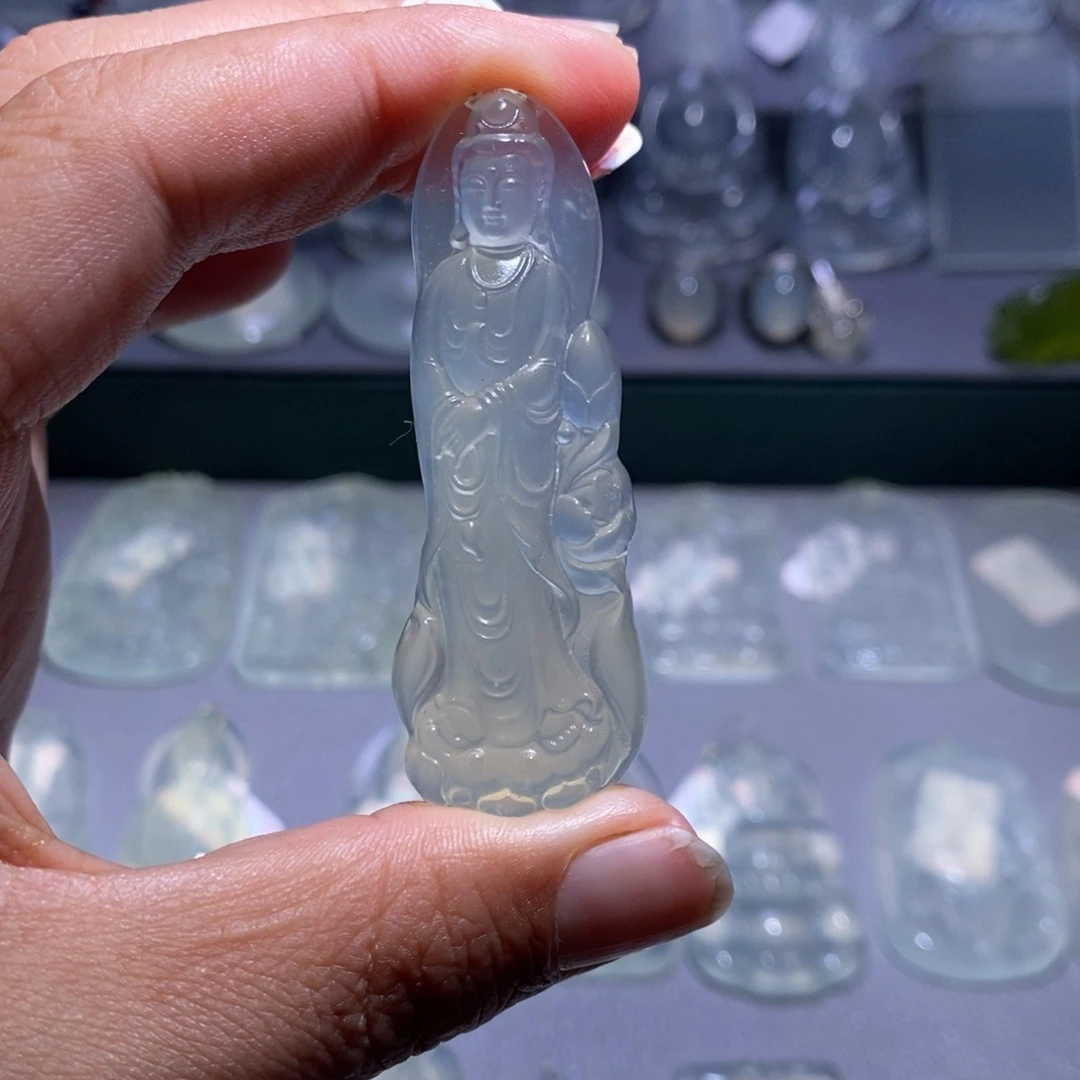 岫玉未镶嵌颈饰观音