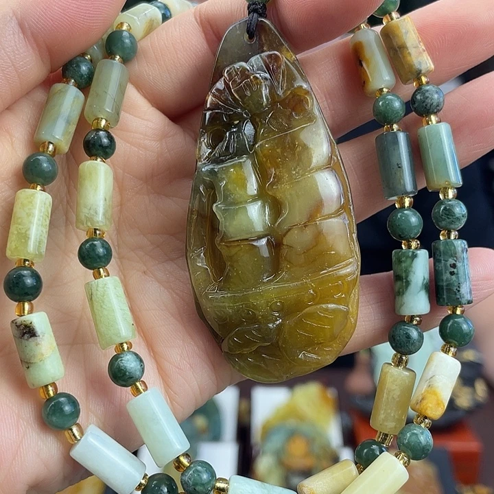 蛇纹石玉未镶嵌颈饰