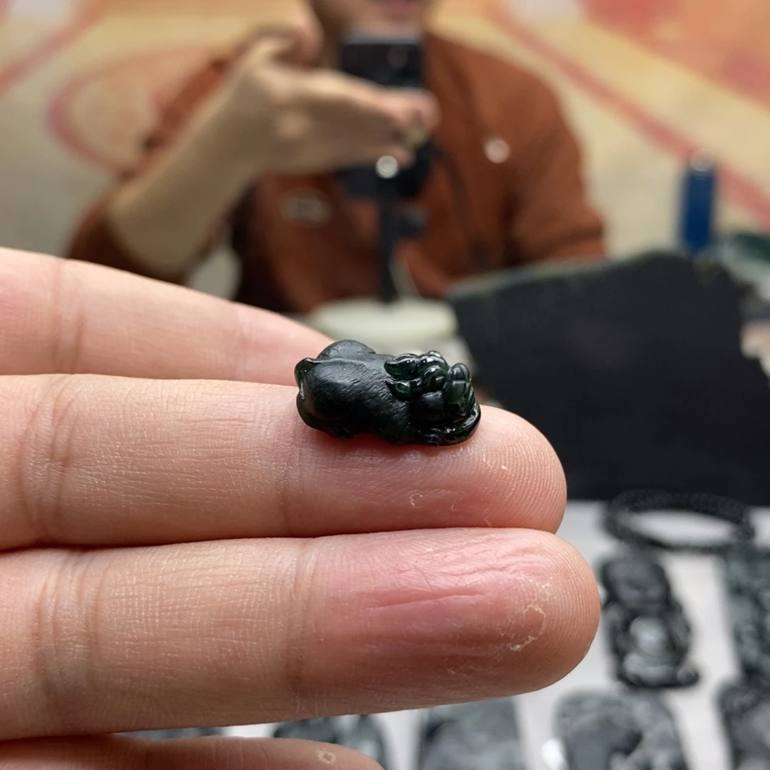 翡翠未镶嵌颈饰貔貅