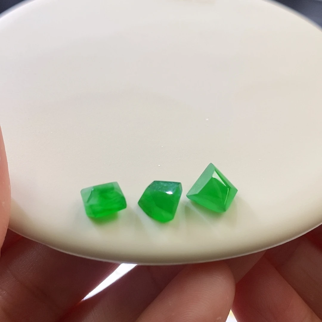 翡翠挂件未镶嵌一组随行