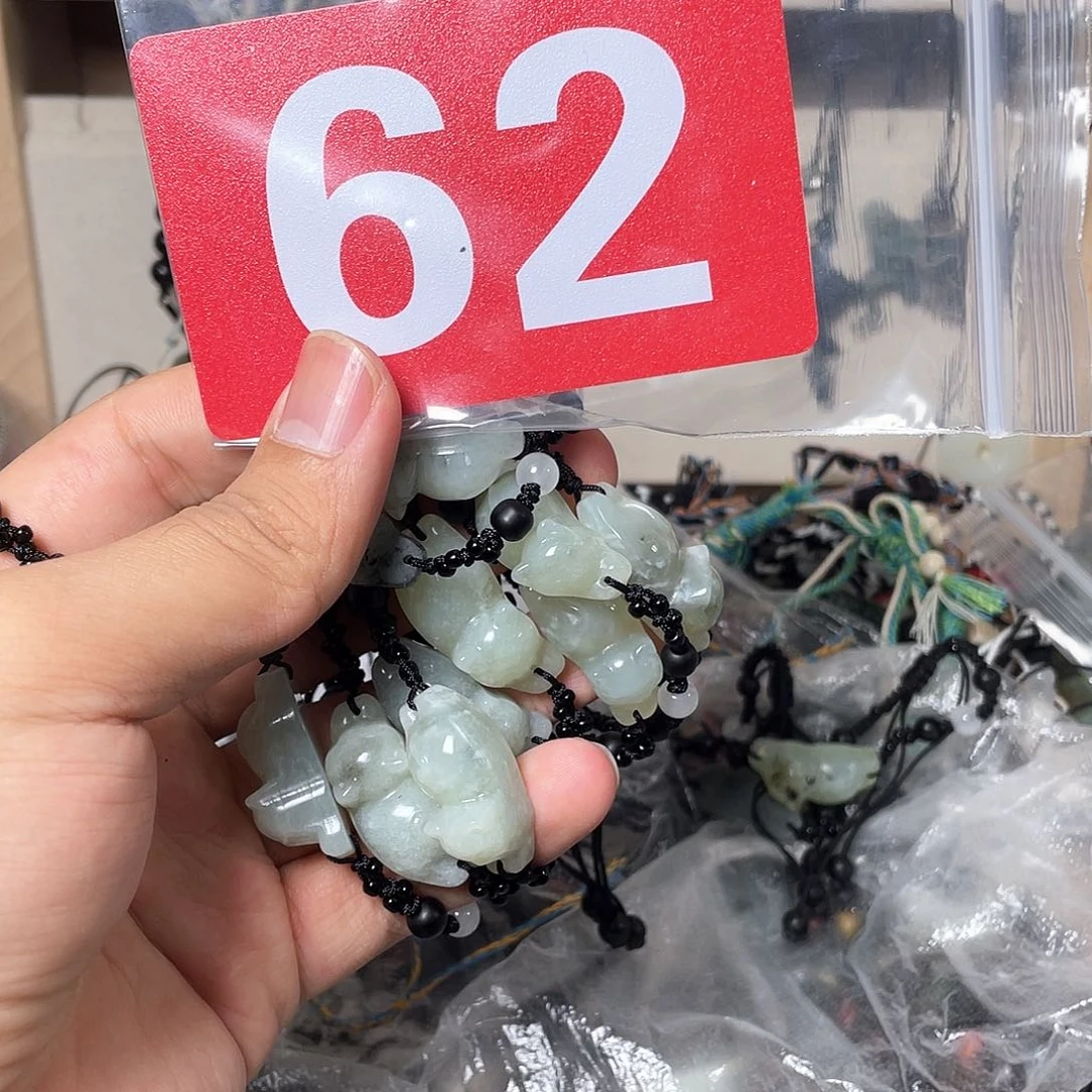 蛇纹石玉颈饰合金