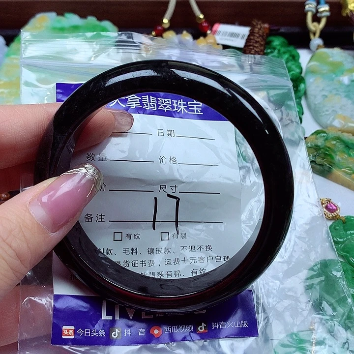 翡翠手镯未镶嵌翡翠