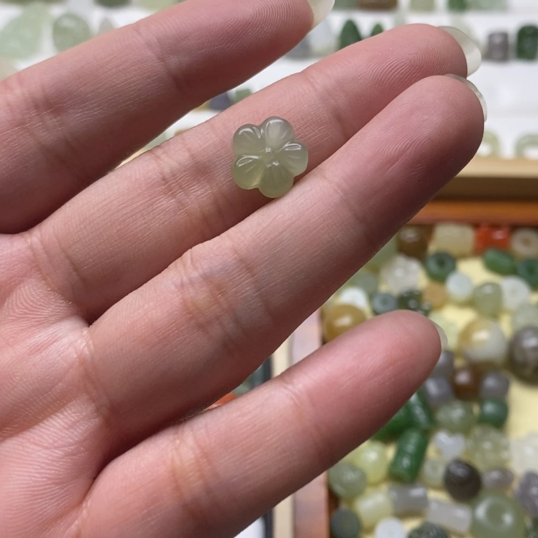 小***花颈饰未镶嵌和田玉