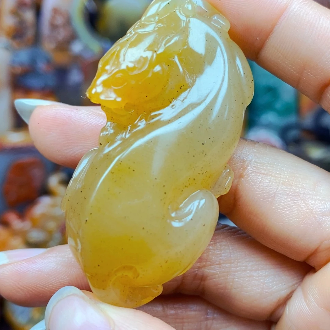 石英质玉（黄龙玉）未镶嵌颈饰