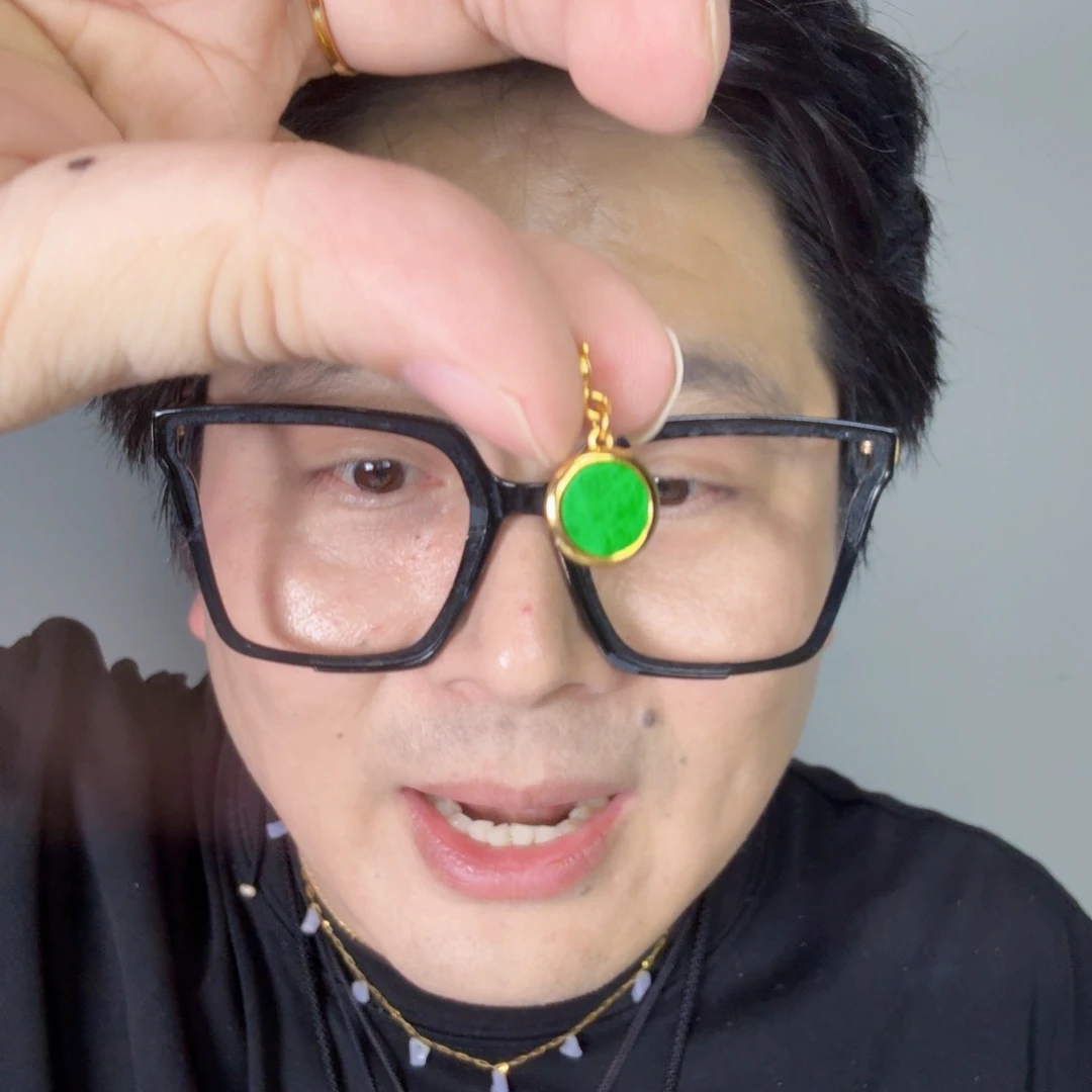 翡翠未镶嵌颈饰一件