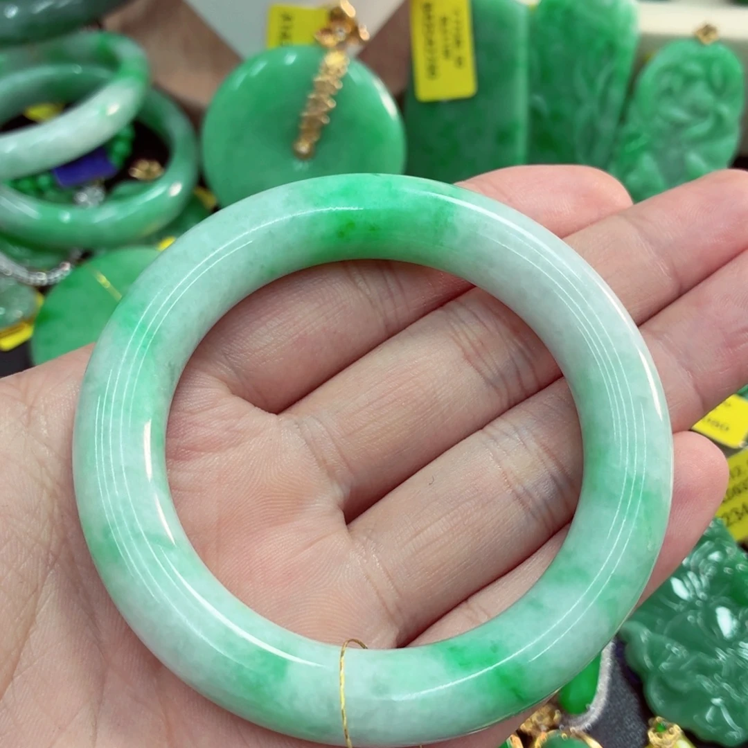 翡翠未镶嵌颈饰手镯