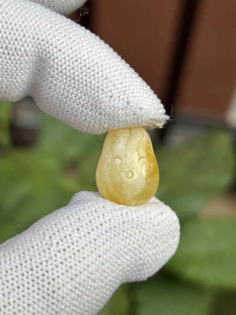 5151天然蜜蜡琥珀白兔头12.2x16.3x8.2mm