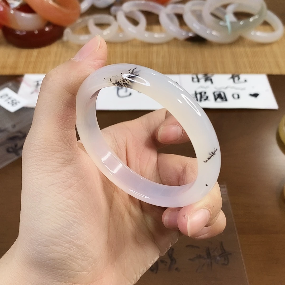 玛瑙/玉髓未镶嵌手镯0157。56.3圈。瑕