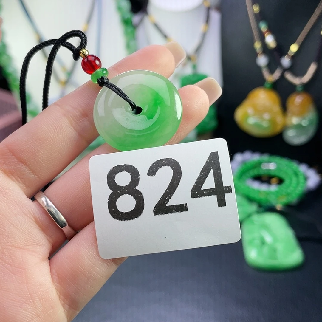 翡翠未镶嵌吊坠(赠链)