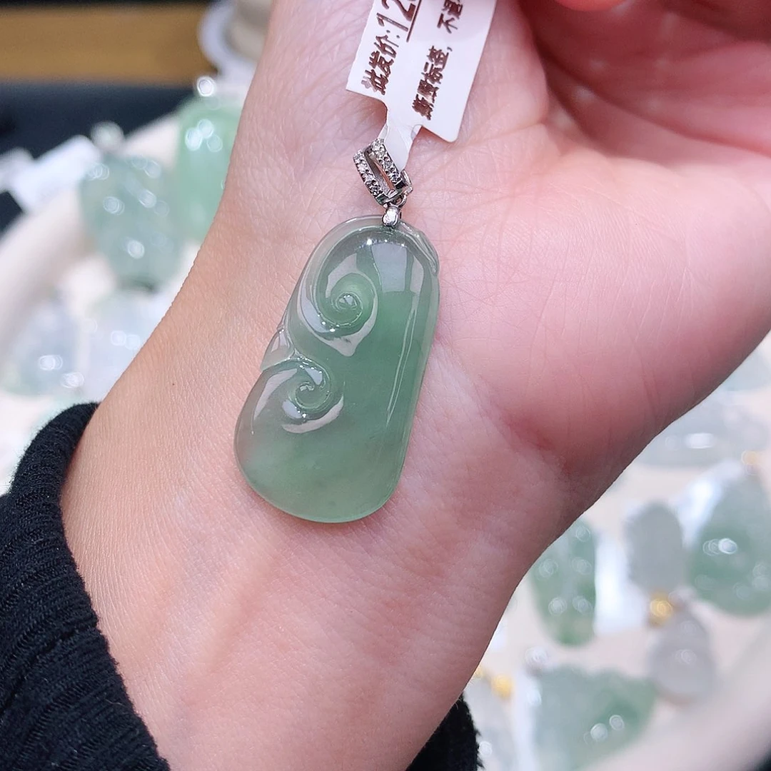 颈饰18K金镶嵌翡翠28.6-15.5-4.2