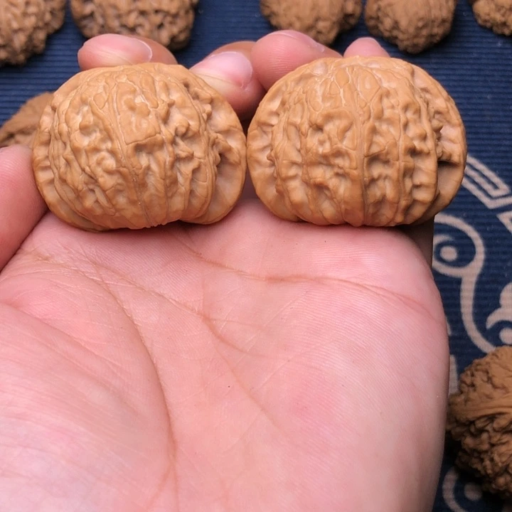 文玩核桃吊坠糊***哥白狮子