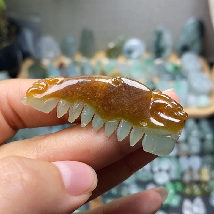 翡翠未镶嵌颈饰一梳百顺