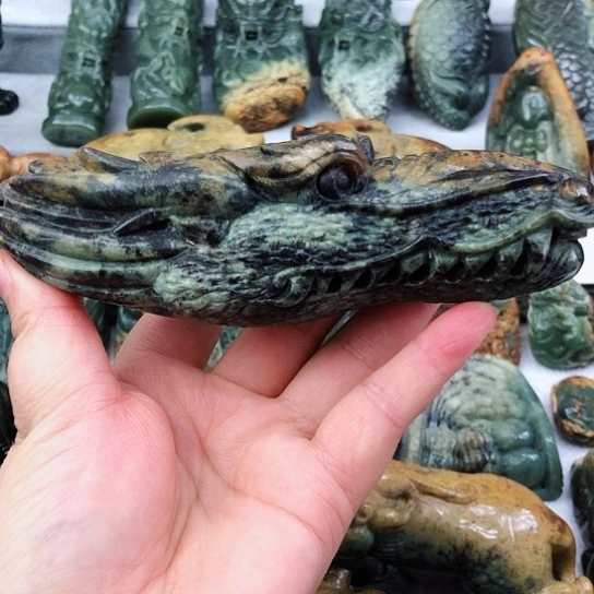 未镶嵌岫岩河磨玉（透闪石质玉）把件