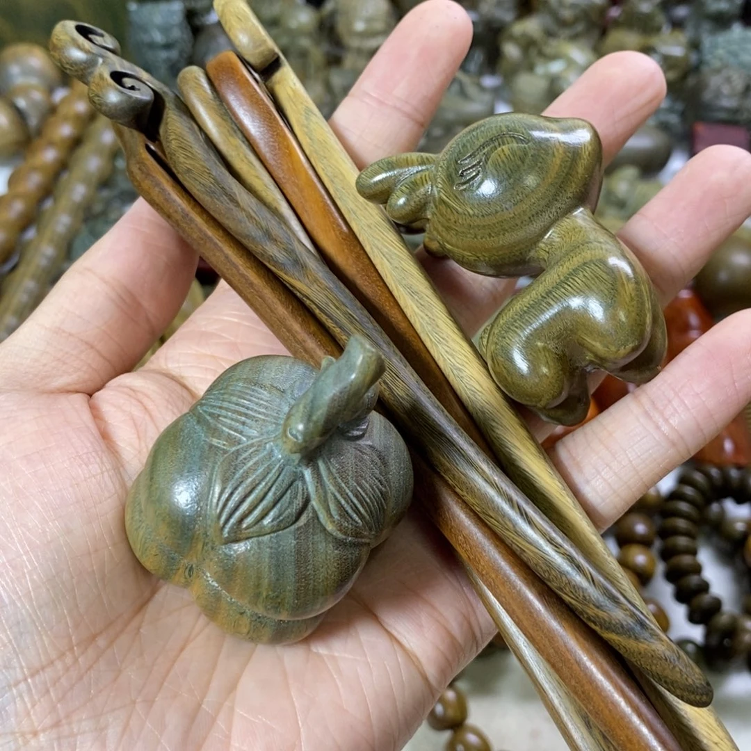 乔***乔木绿檀木料手把件