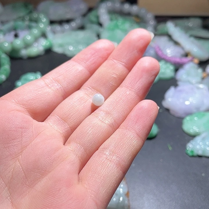 翡翠未镶嵌颈饰一****8天