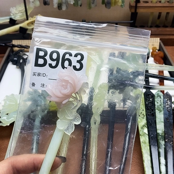 岫玉发簪未镶嵌好****?