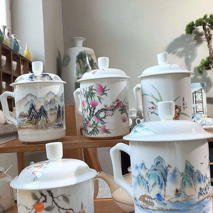 驯鹿毛贴花大容量盖杯。