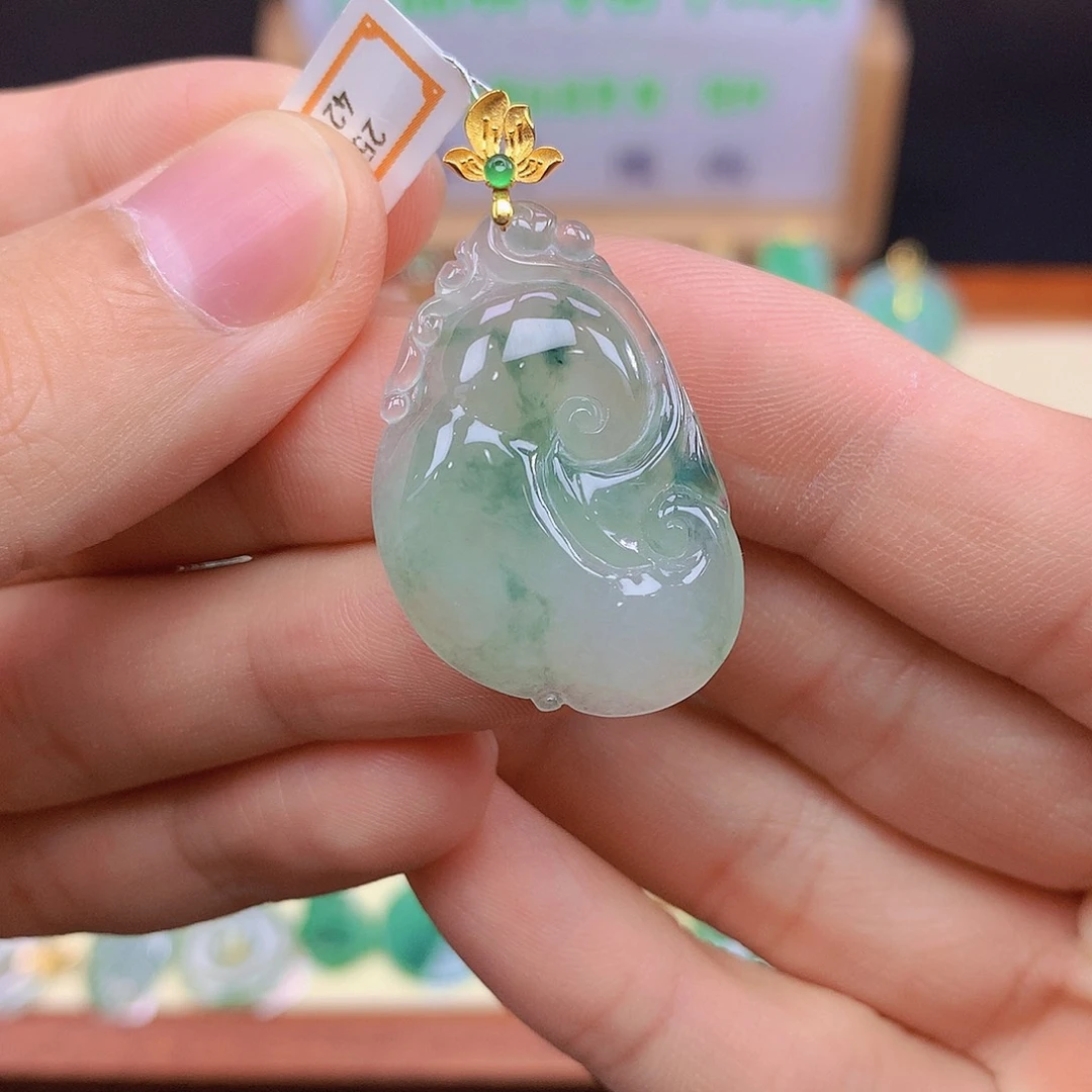 翡翠18K金镶嵌颈饰翡翠