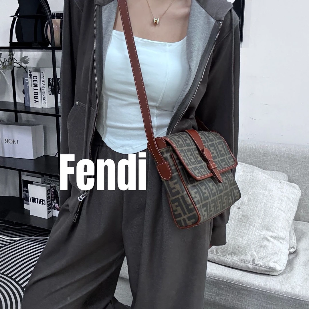 修复品8613973/FENDI/芬迪老花邮差包 配皮换新