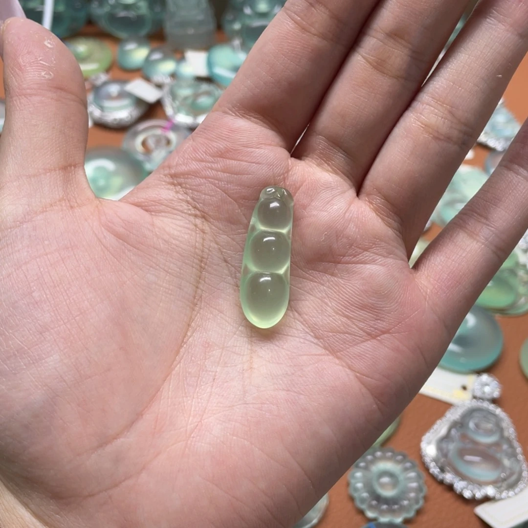吃***.蛇纹石玉未镶嵌颈饰