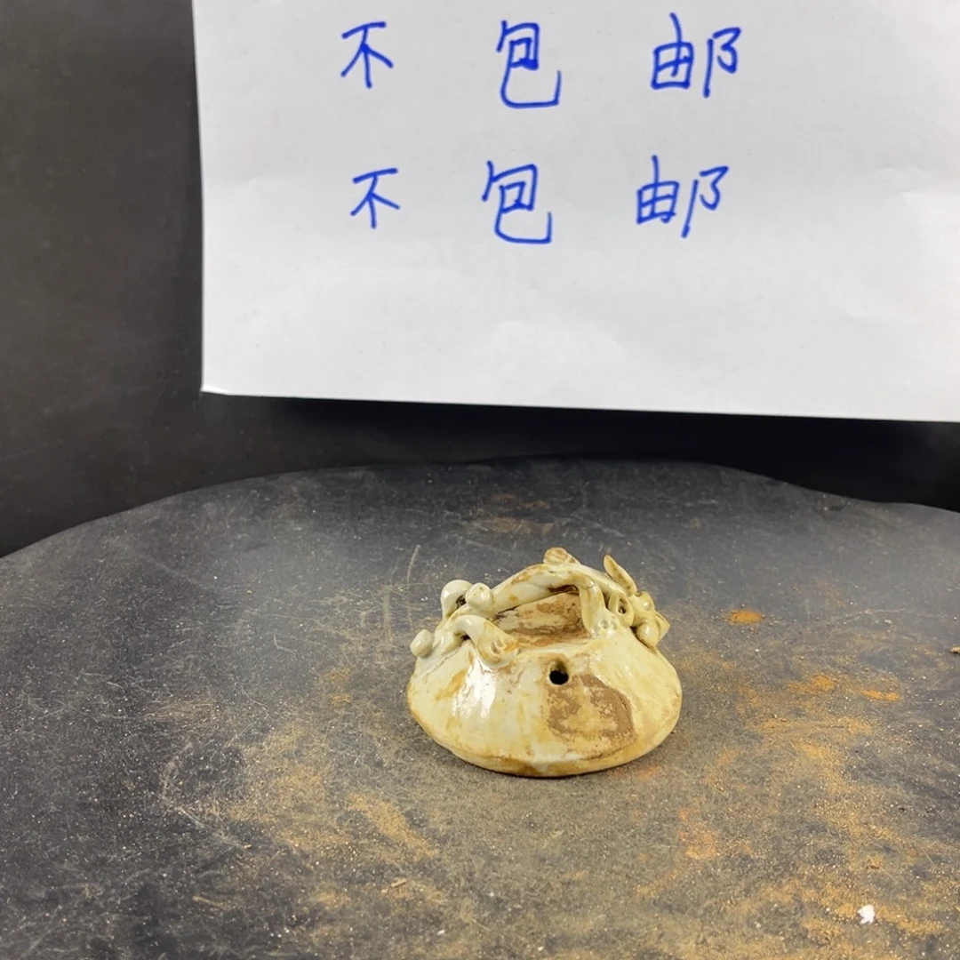 罐漂亮的小瓷器和