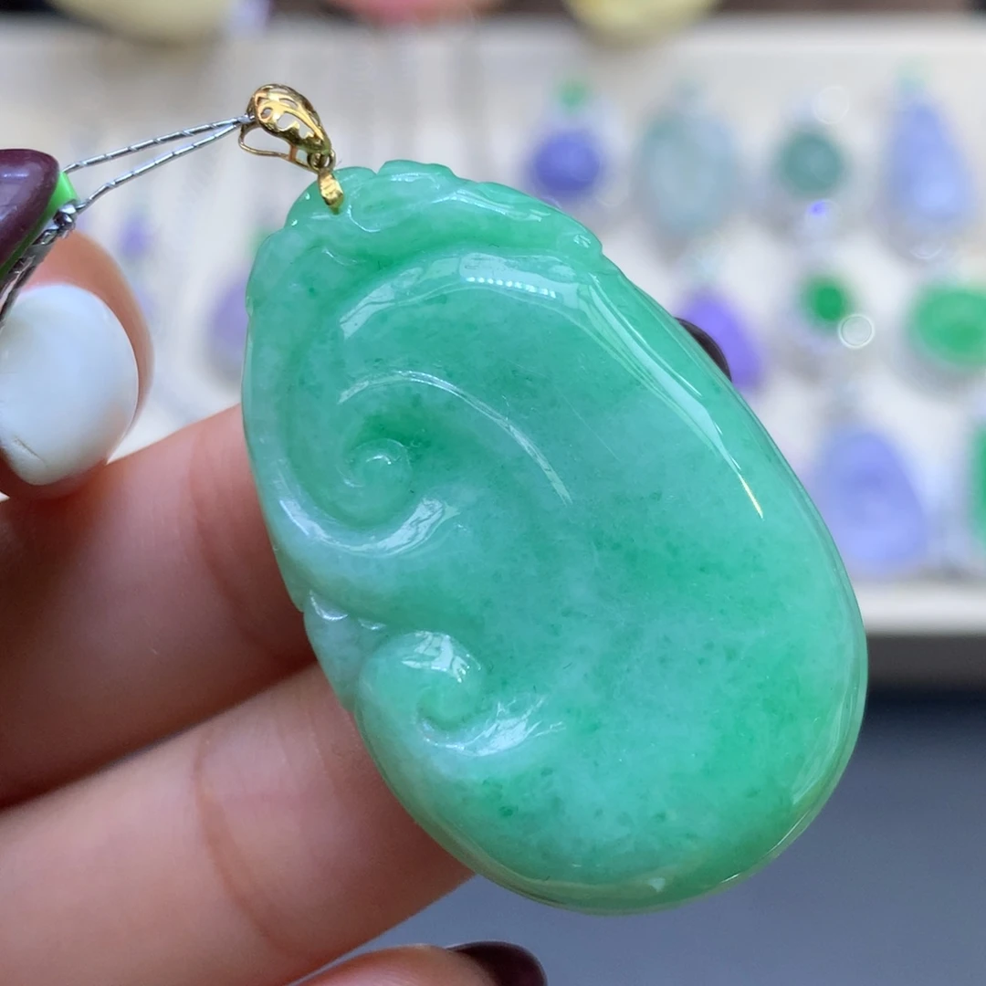 翡翠18K金镶嵌颈饰