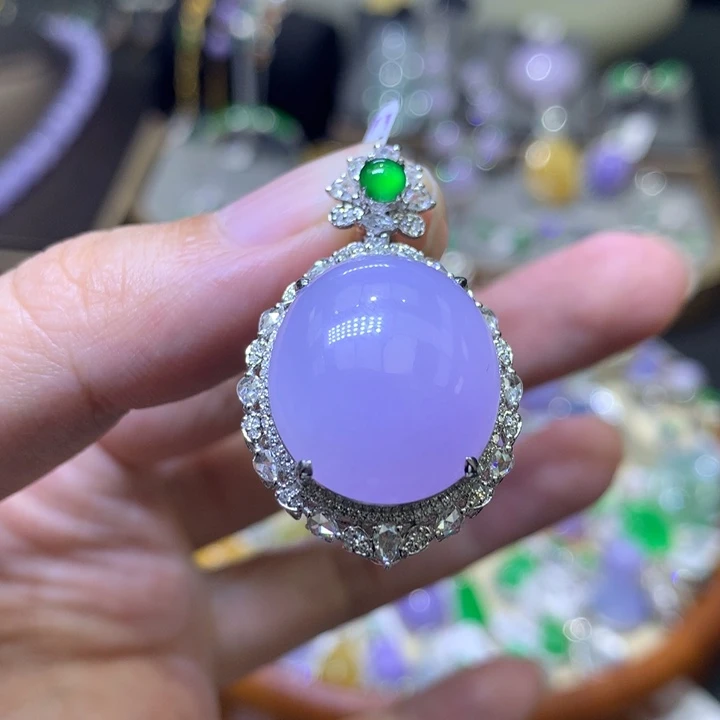 颈饰18K金镶嵌翡翠