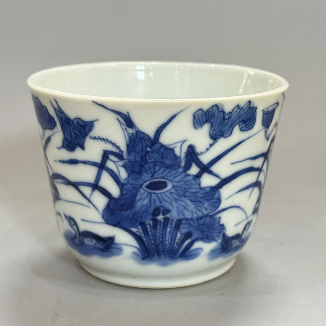 青花鸳鸯莲池满池娇纹杯  口径7.3
