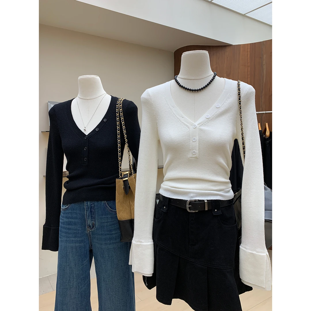 纯欲纽扣V领喇叭袖针织衫女羊毛保暖修身版弹力螺纹舒适打底上衣