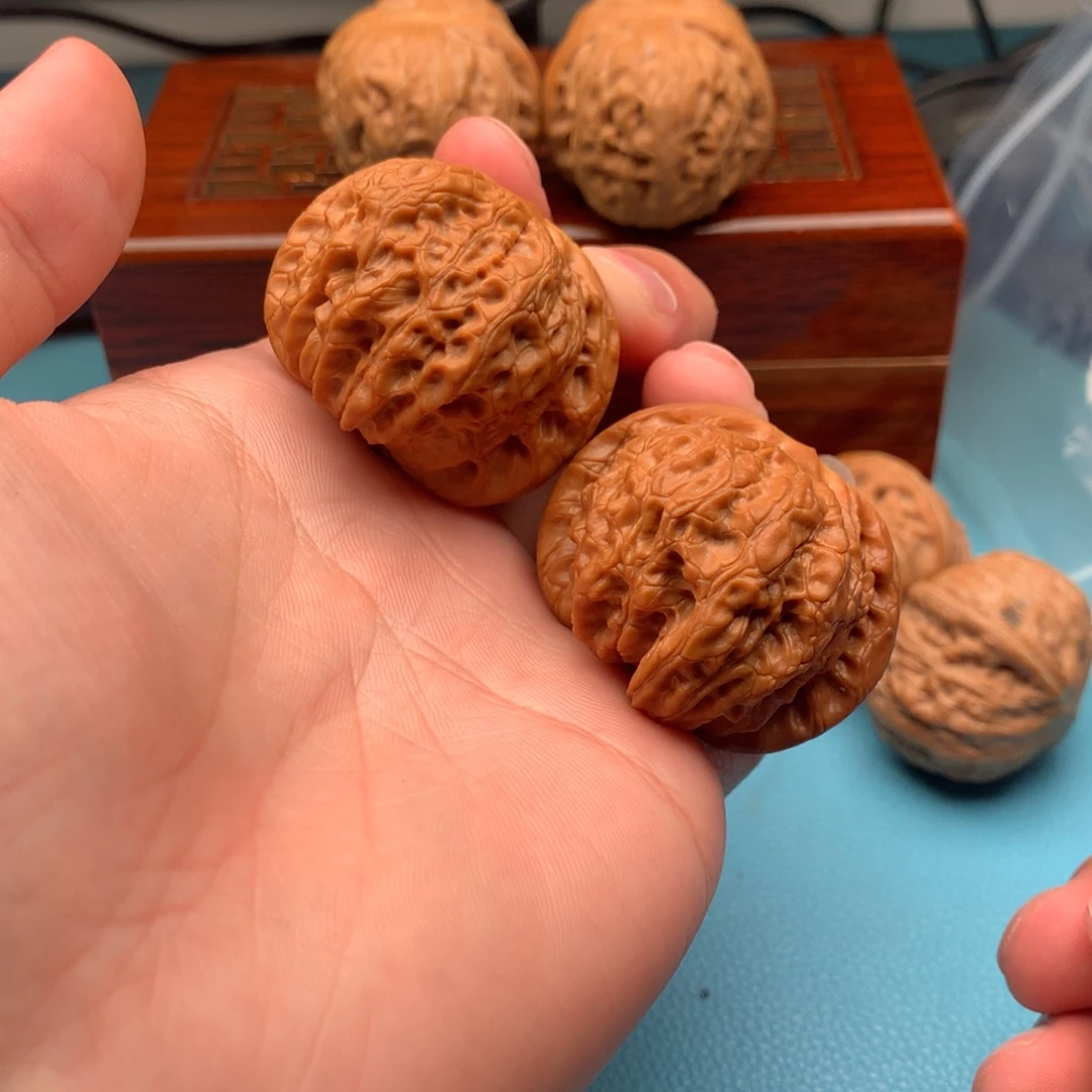 文玩核桃吊坠血麒麟