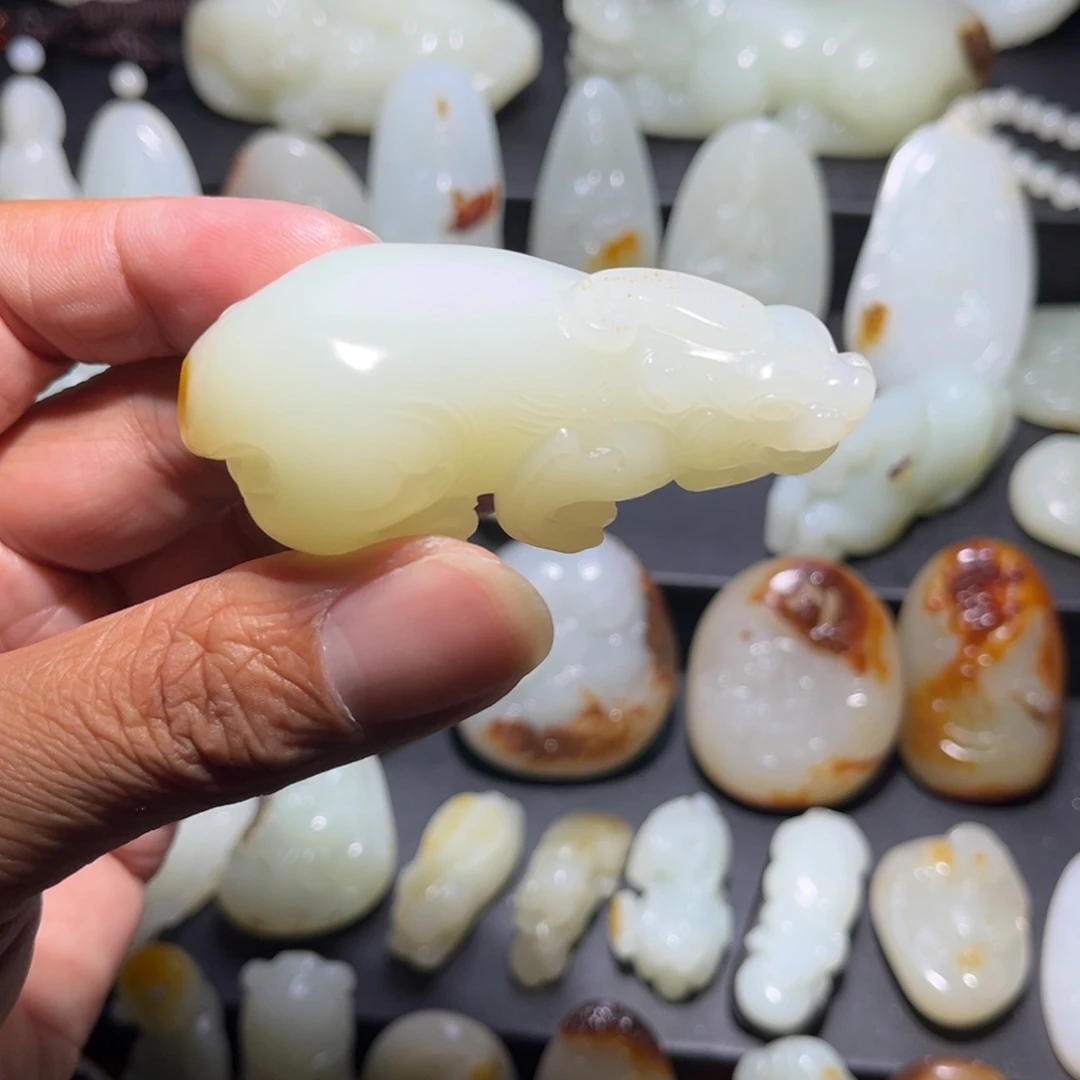 玫****和田玉未镶嵌颈饰