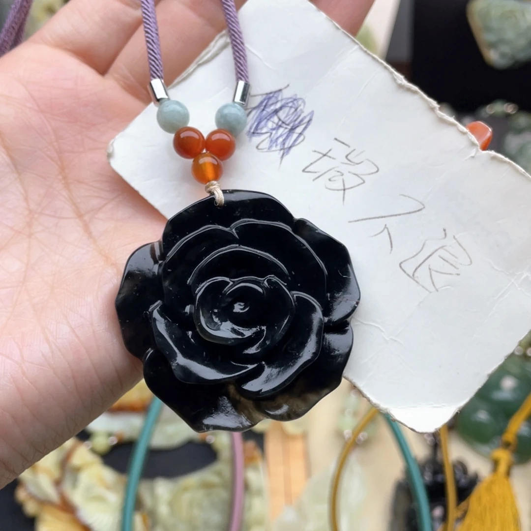 蛇纹石玉颈饰未镶嵌