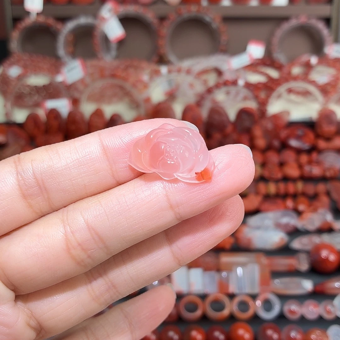 南红玛瑙未镶嵌颈饰莲花