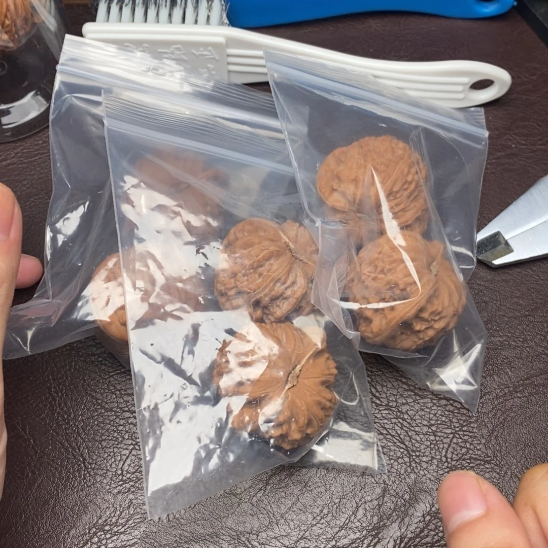文玩核桃吊坠白狮子