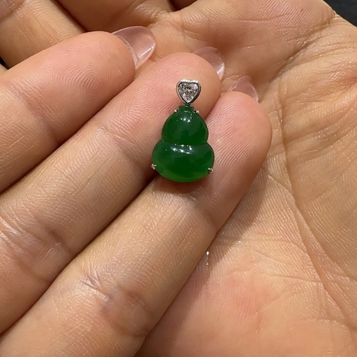 翡翠18K金镶嵌颈饰L葫芦