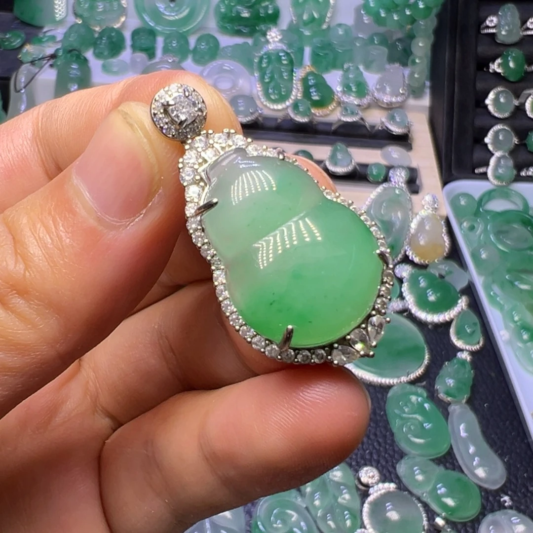 石英质玉（非洲翠）未镶嵌颈饰