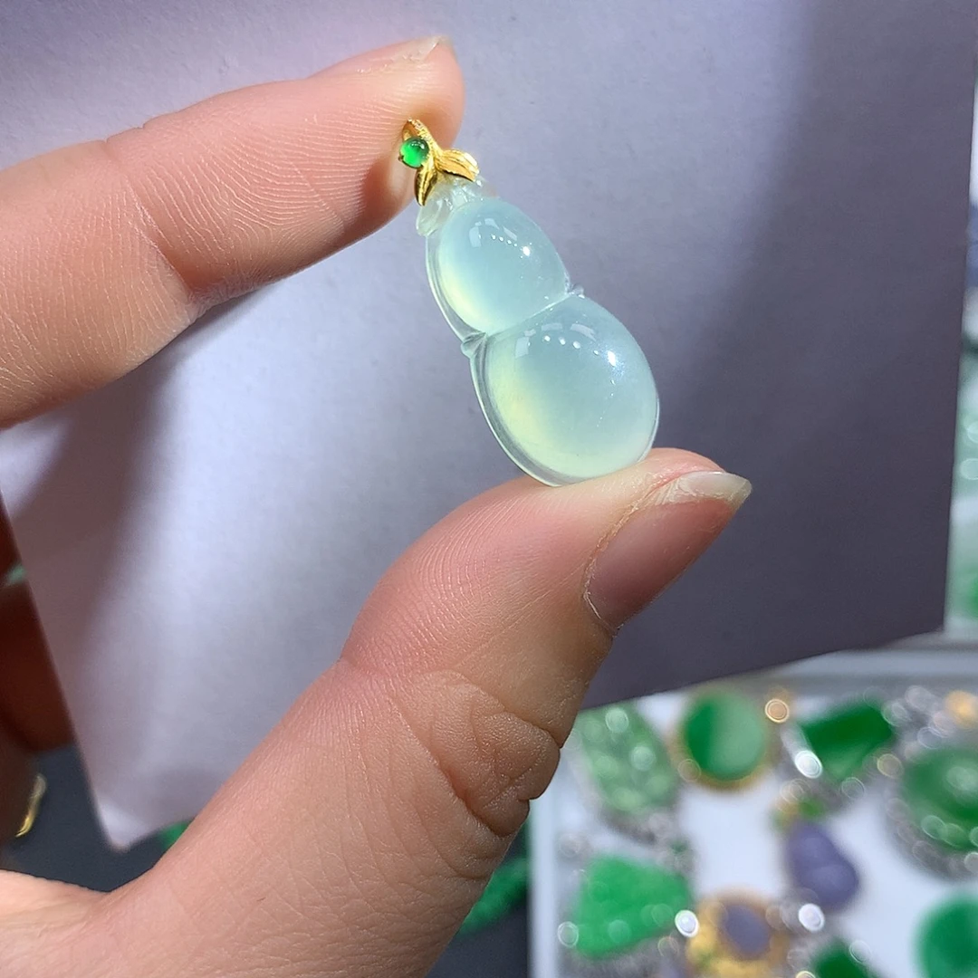 翡翠未镶嵌颈饰葫芦