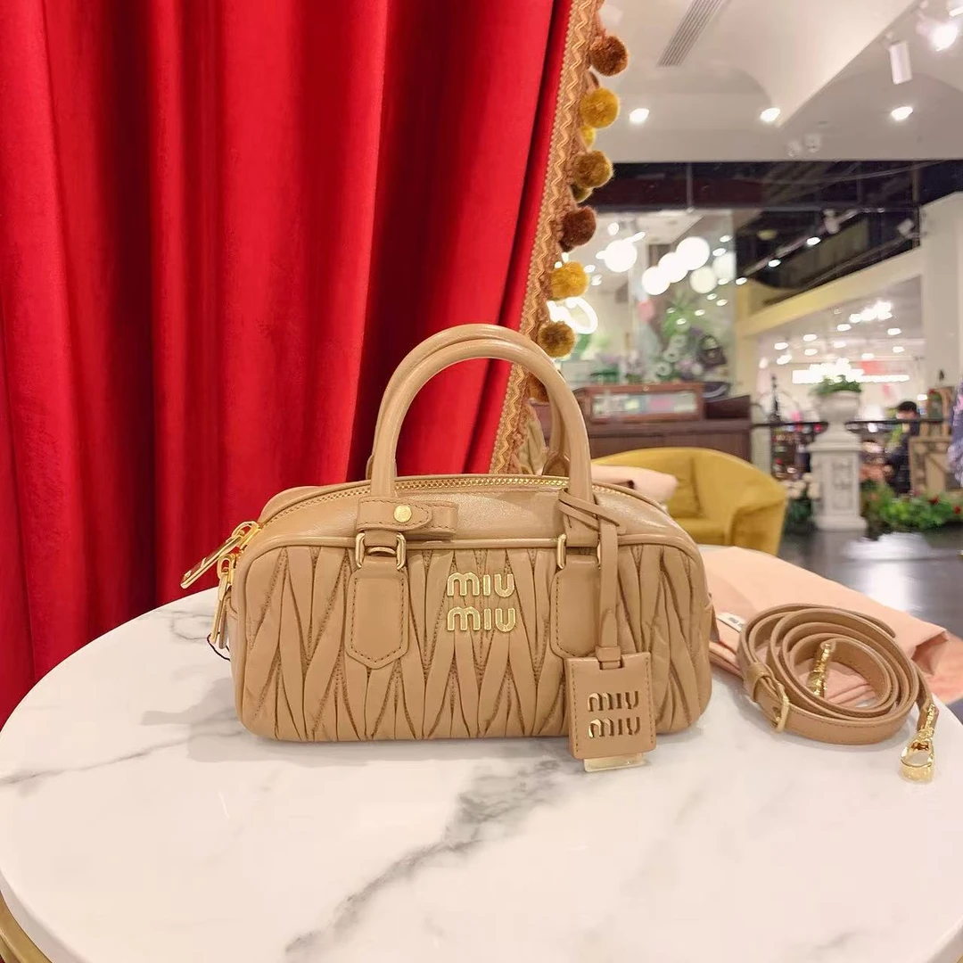95新 MIU MIU/缪缪 褶皱保龄球小号棕色金扣羊皮芯片款/91395715
