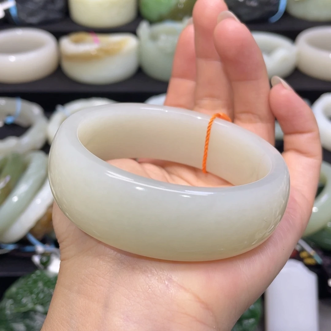 和田玉手镯未镶嵌18