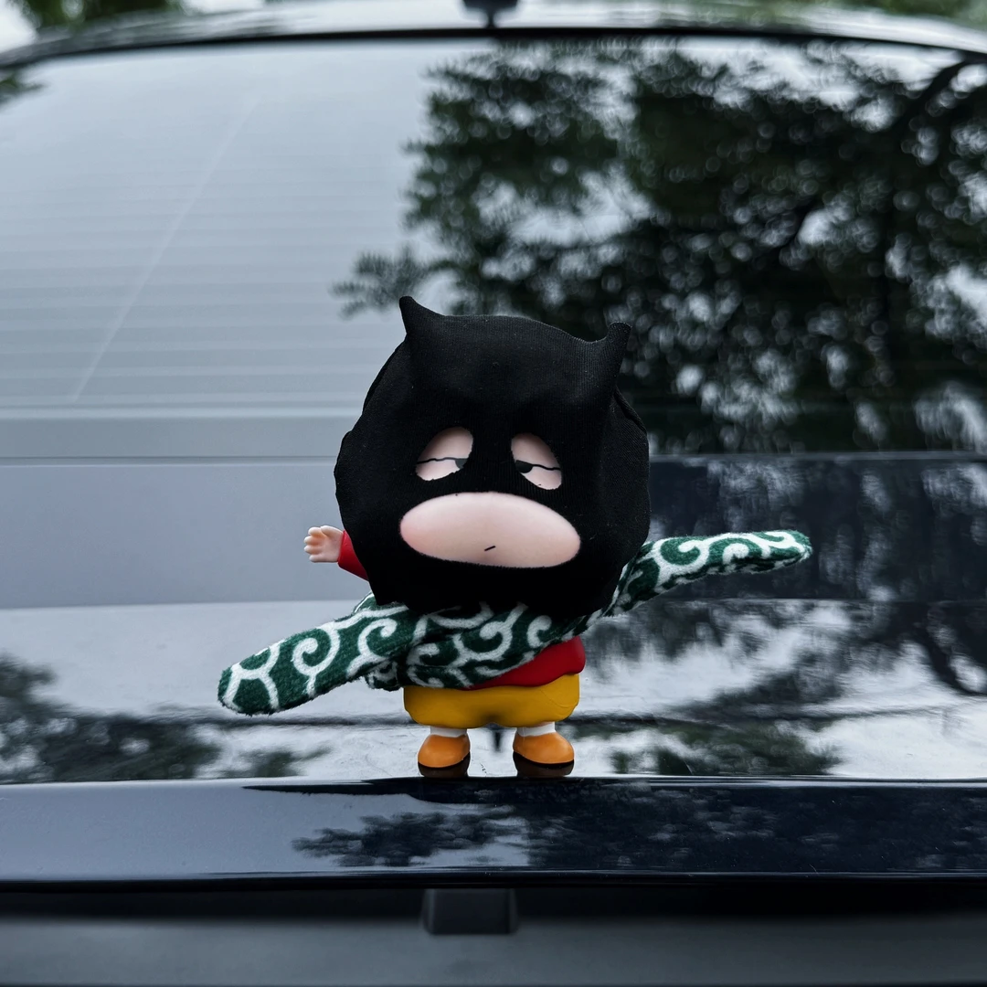 车载拥抱鼓气小新手办公仔车尾中控台桌面摆件创意玩偶治愈装饰品