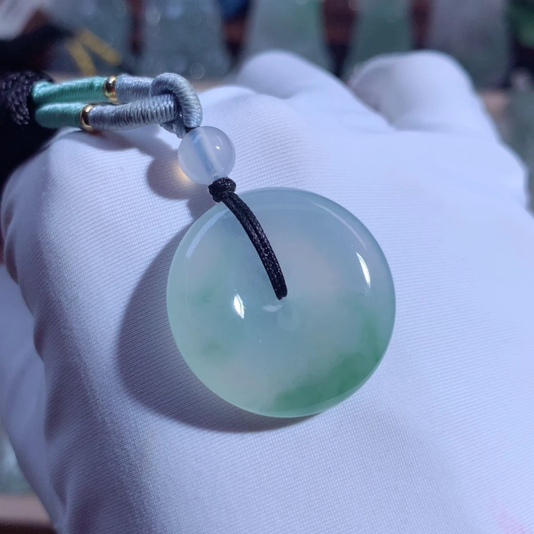 翡翠颈饰未镶嵌平安扣