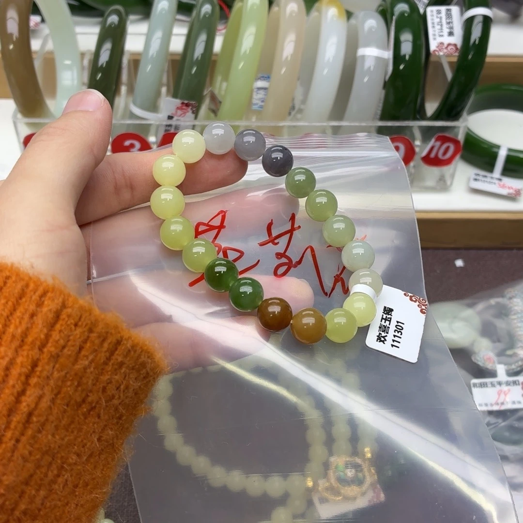茉***花和田玉未镶嵌手镯